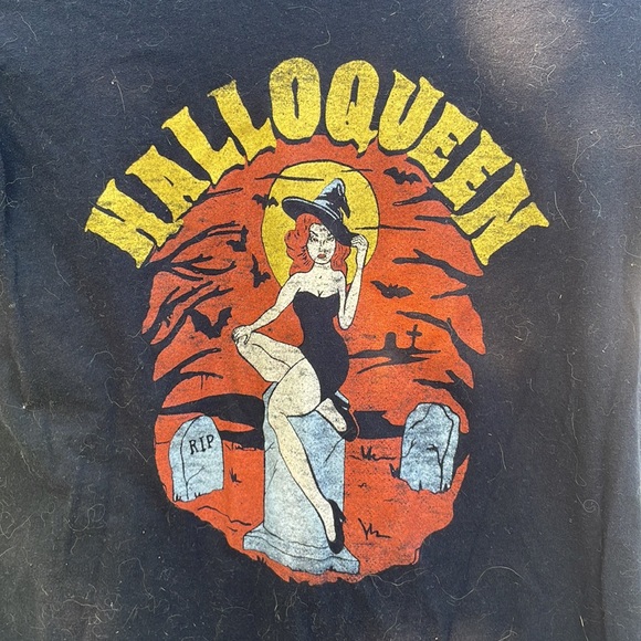 Hallowqueen Unique Vintage Tee - Picture 2 of 3